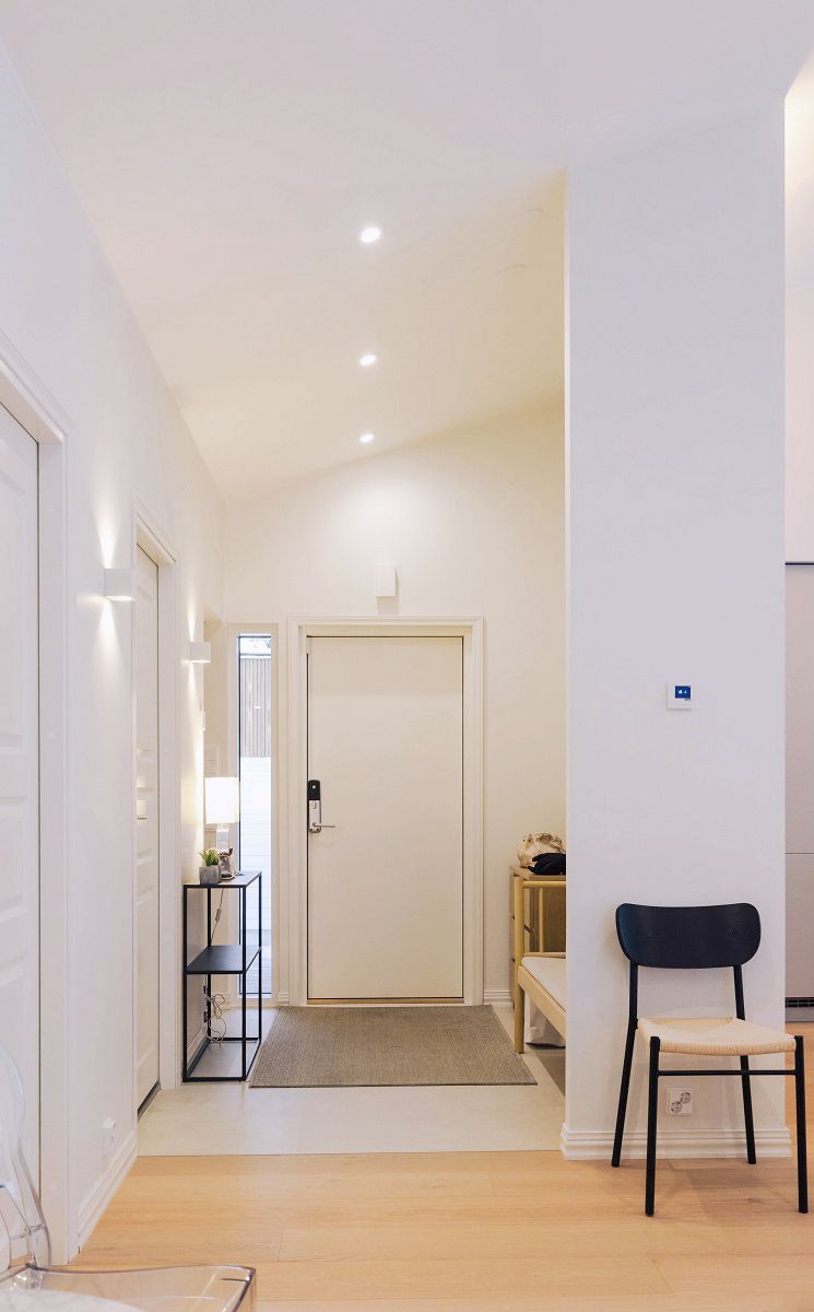 Illuminazione dell'ingresso con le applique CUBIC 2 e i faretti a soffitto KANTTI.